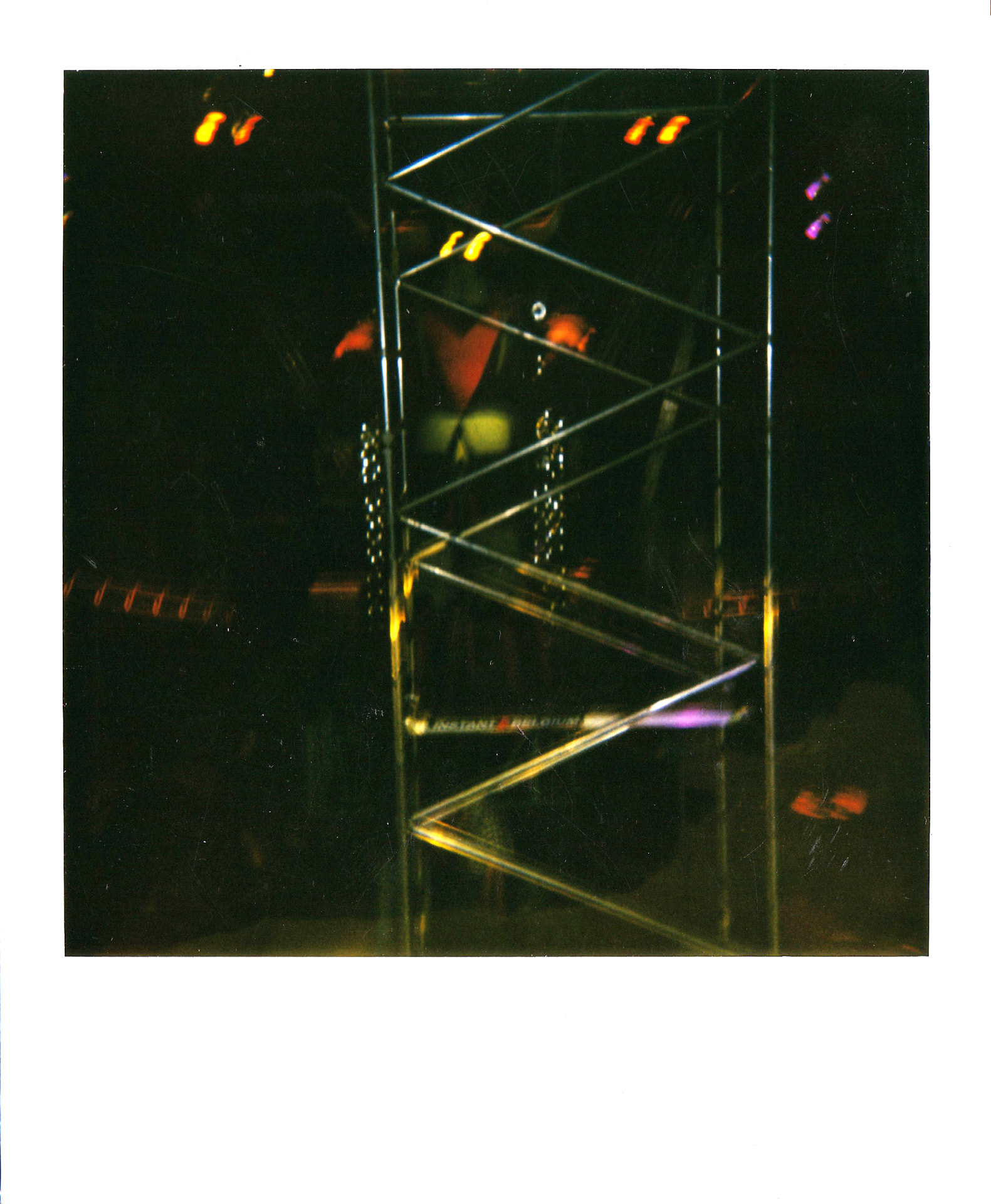 Installation at Mirano Continental: the scaffolding tower, carrying the Instant Belgium banner, was used only to hoist and fix the Goldorak in place. It was removed before the party and was not part of the set.