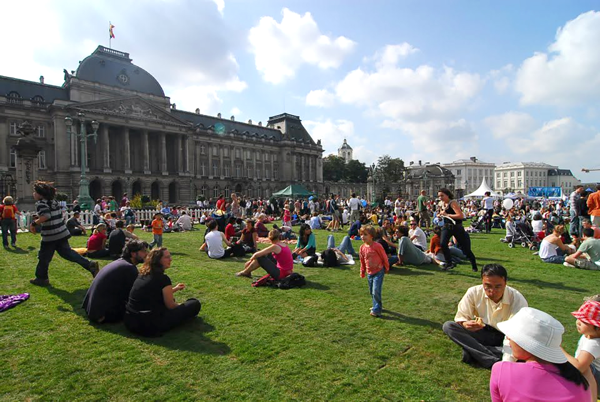 Pique-nique géant sur la pelouse de la place des Palais, face au Palais royal de Bruxelles.