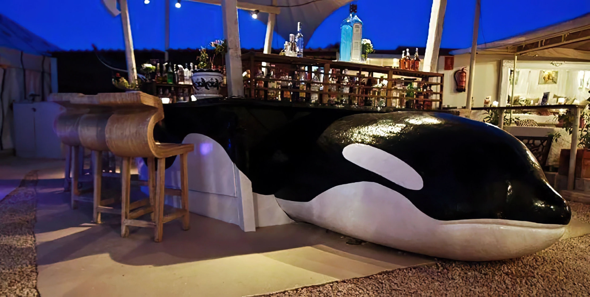 Le bar-baleine du décor des Abysses, aujourd'hui installé au KM5 à Ibiza. L'élément phare du décor conçu par Aldo Gigli pour la soirée du 25 juin 1992 a ainsi poursuivi son voyage au-delà du Mirano Continental.