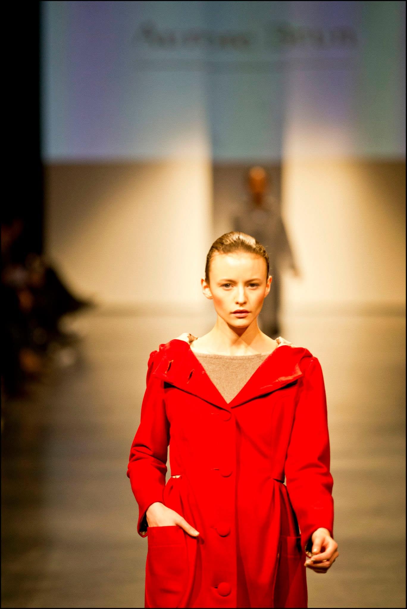 Mannequin en tenue rouge sur le podium.
