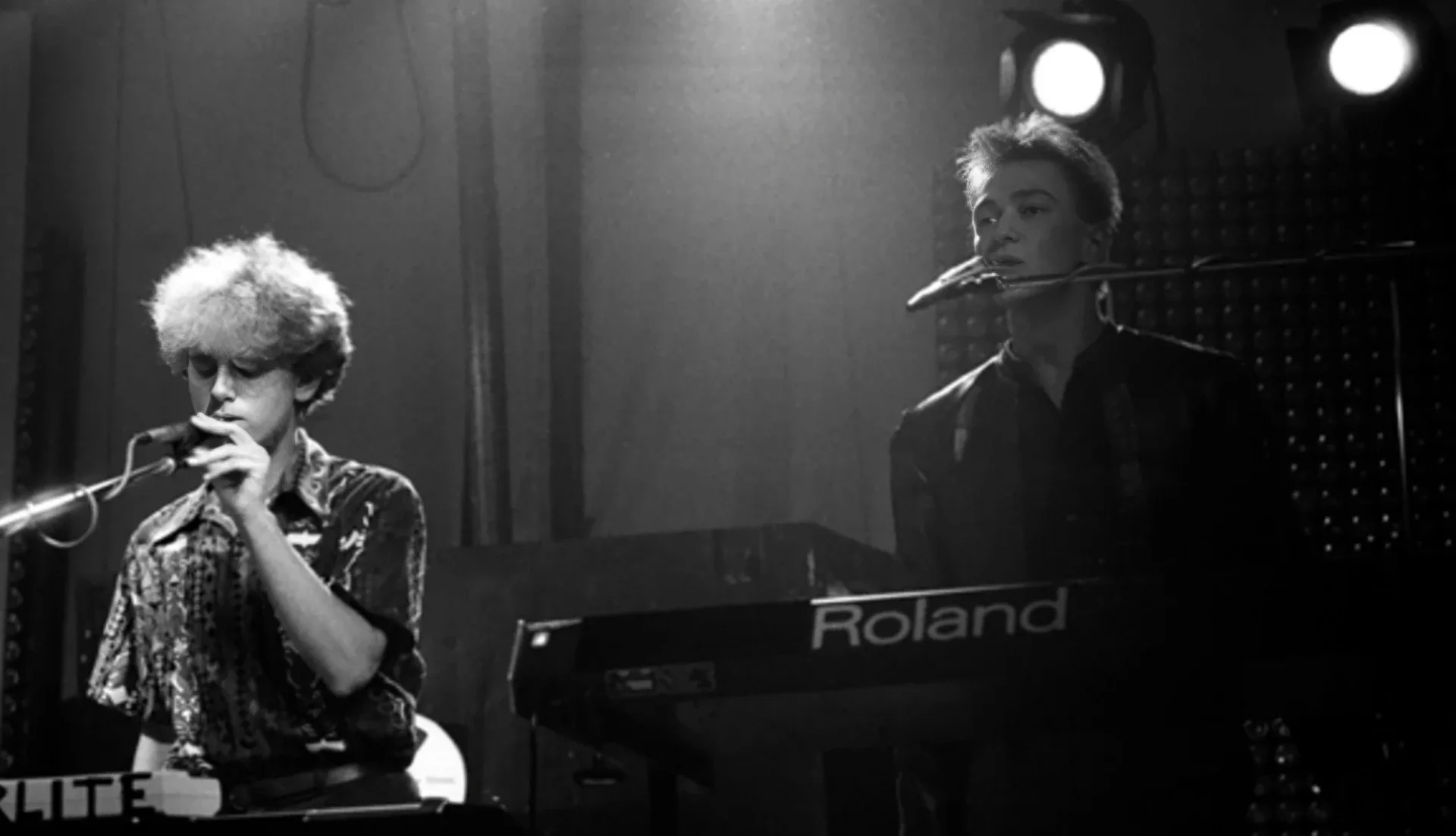 Sous les projecteurs du Mirano : deux claviers du groupe, le synthétiseur Roland au premier plan, pendant le concert du dimanche 12 décembre 1982. Photo © Philippe Carly.