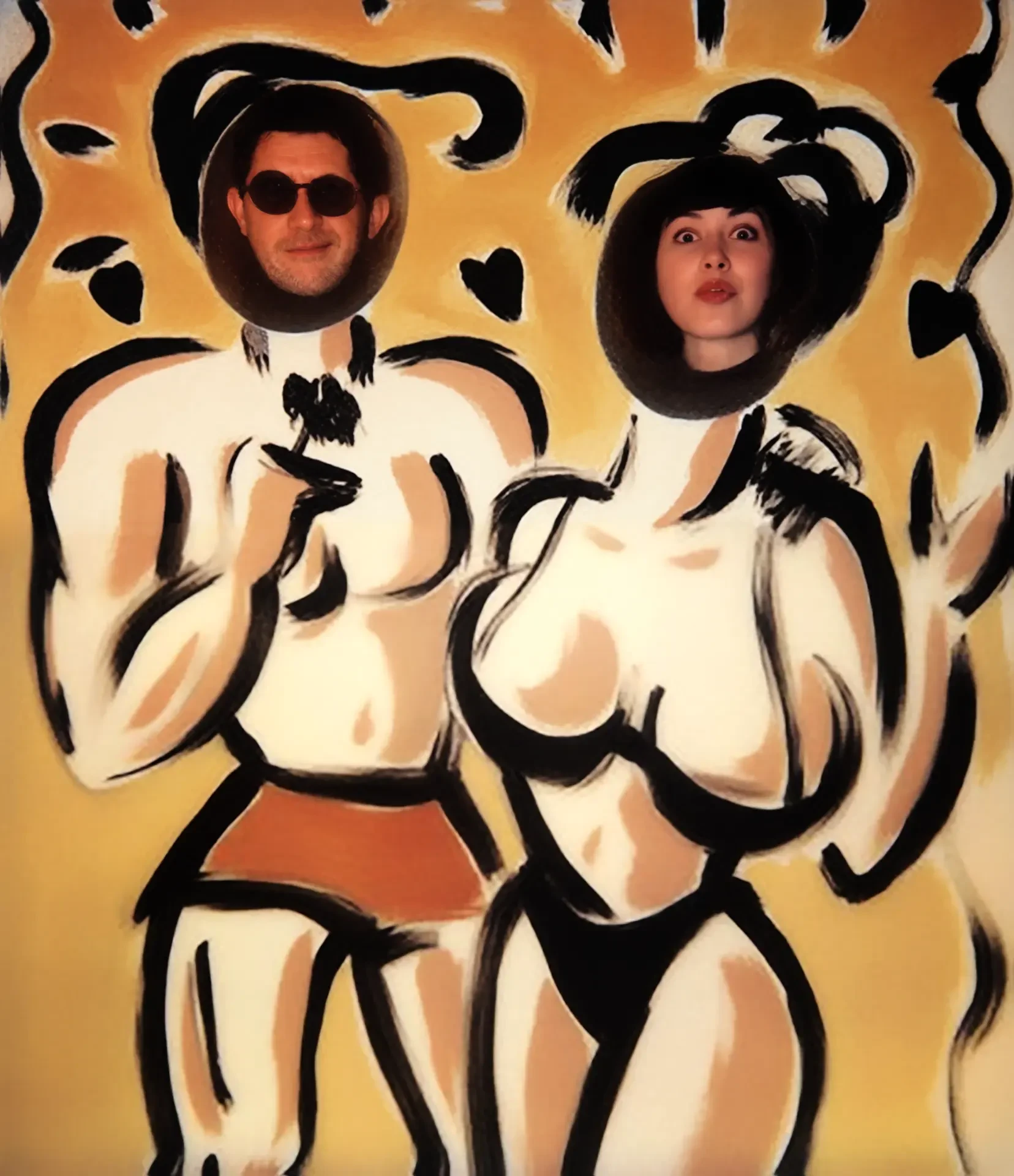 Photographie couleur, format vertical. Devant un panneau peint au pinceau large, un couple en maillots de bain sur fond jaune rayé de noir, Patrick Gennaro Avella, lunettes noires, et Titine passent la tête dans les trous du décor, façon photo-souvenir de fête foraine.