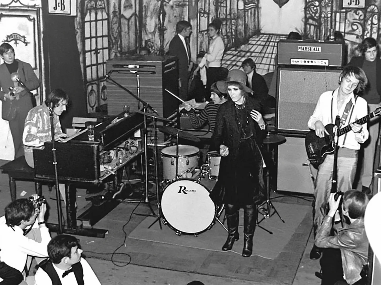 Julie Driscoll et Brian Auger sur la petite scène des Gémeaux, vus du balcon : orgue Hammond, ampli Marshall, batterie Rogers et photographes au ras du plateau, devant les murs peints du décor Belle Époque de Claude Lombardo.