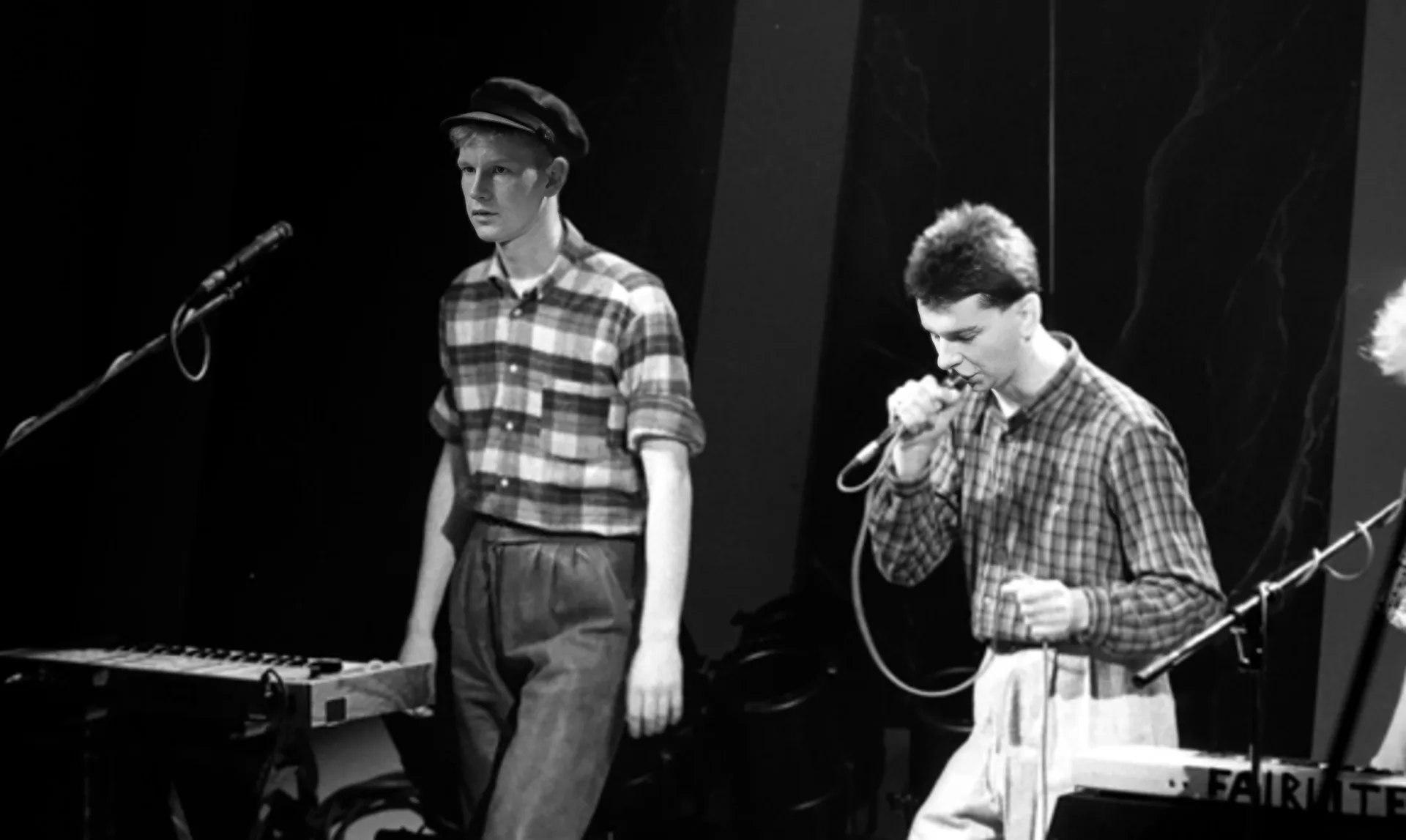 Andy Fletcher, casquette vissée sur la tête, aux côtés de Dave Gahan entre deux morceaux, au concert de Depeche Mode au Mirano, dimanche 12 décembre 1982. Photo © Philippe Carly.