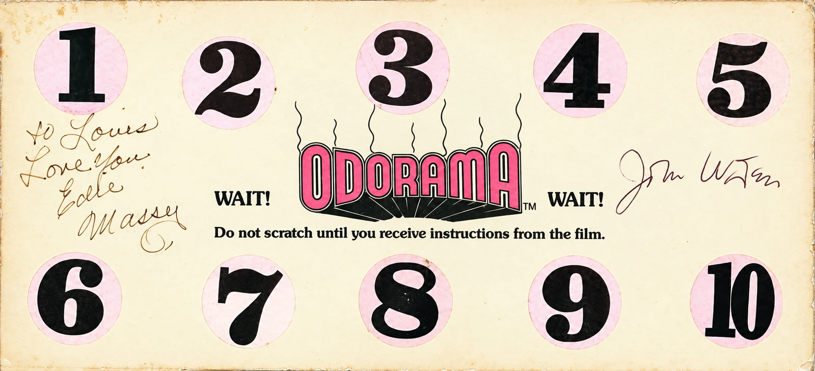 La carte Odorama originale : dix numéros à gratter uniquement sur instruction du film, sous l'avertissement « Wait! Do not scratch until you receive instructions from the film ». Cet exemplaire est dédicacé par John Waters et par Edith Massey, l'une des actrices du film.