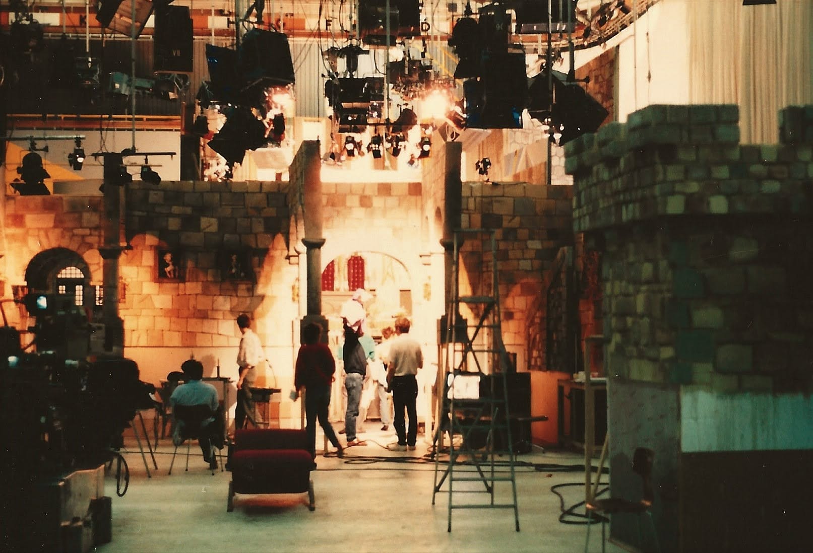 Le plateau vu depuis la régie : remparts, arcades, herses de projecteurs. Le tournage occupe pendant un mois le plus grand studio de la RTBF.