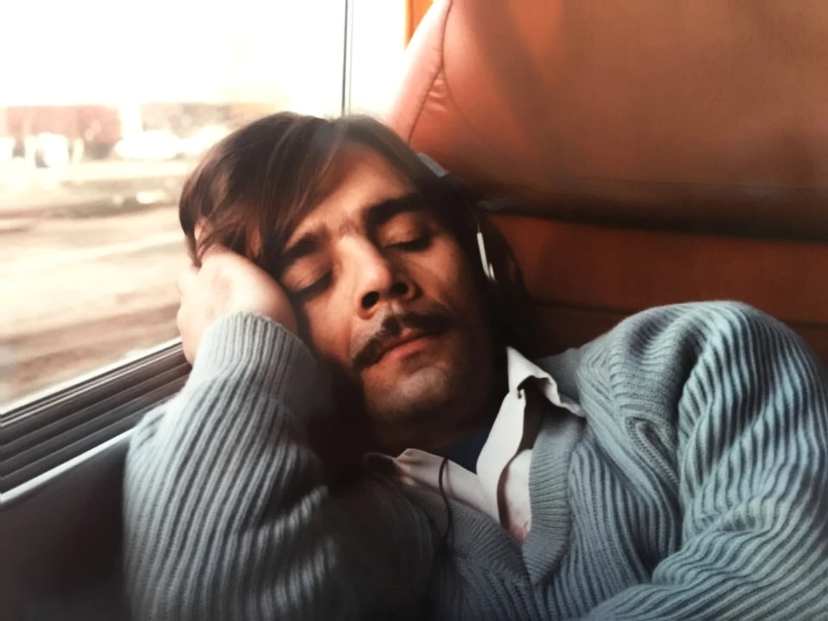 Jean-Claude Maury, casque sur les oreilles : le DJ emblématique du Mirano des années 1980, dont la culture musicale encyclopédique et le sens de la séquence ont marqué toute une génération de danseurs et de DJ, jusqu'à Ibiza.