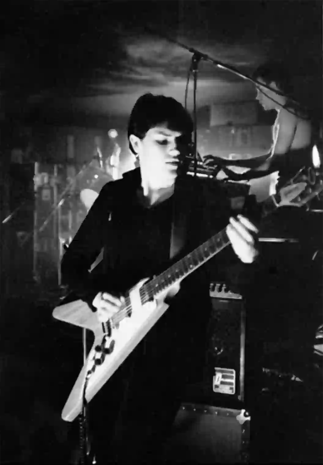 Charlie Burchill à la guitare, la batterie de Brian McGee en arrière-plan. Simple Minds, Le Canotier, 18 octobre 1979.