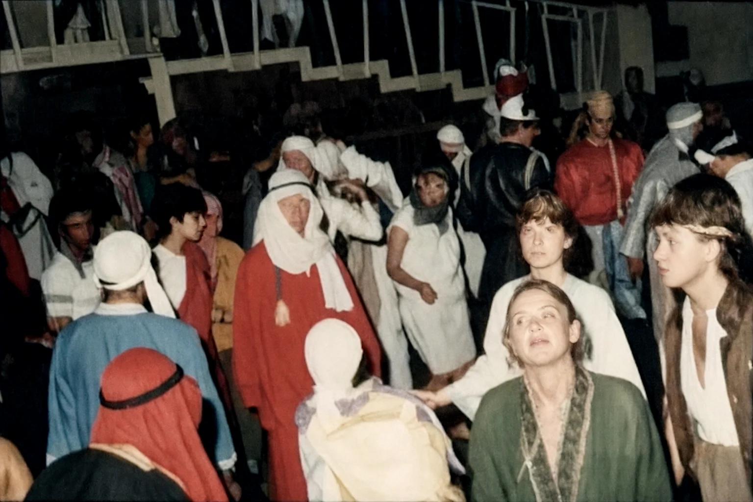 Vue d'ensemble de la salle costumée, sous les escaliers du club, lors de la soirée « Fantasia des Mille et Une Nuits » au Mirano Continental, mercredi 29 septembre 1982.
