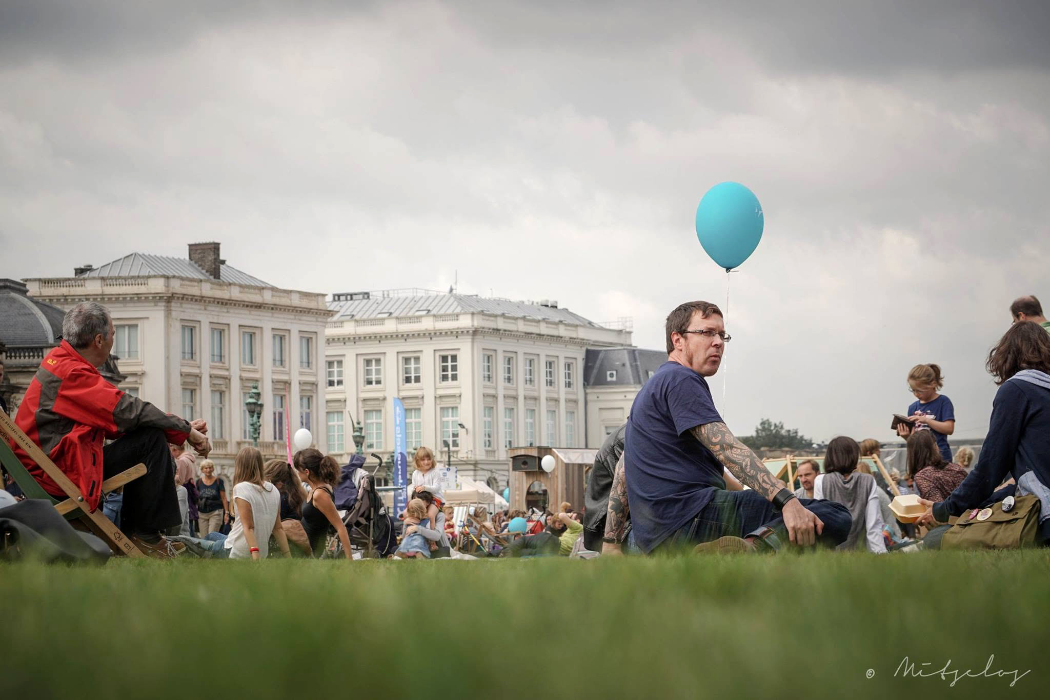 Un ballon bleu au-dessus des transats : l'esprit de la journée, la ville mise au vert le temps d'un dimanche.