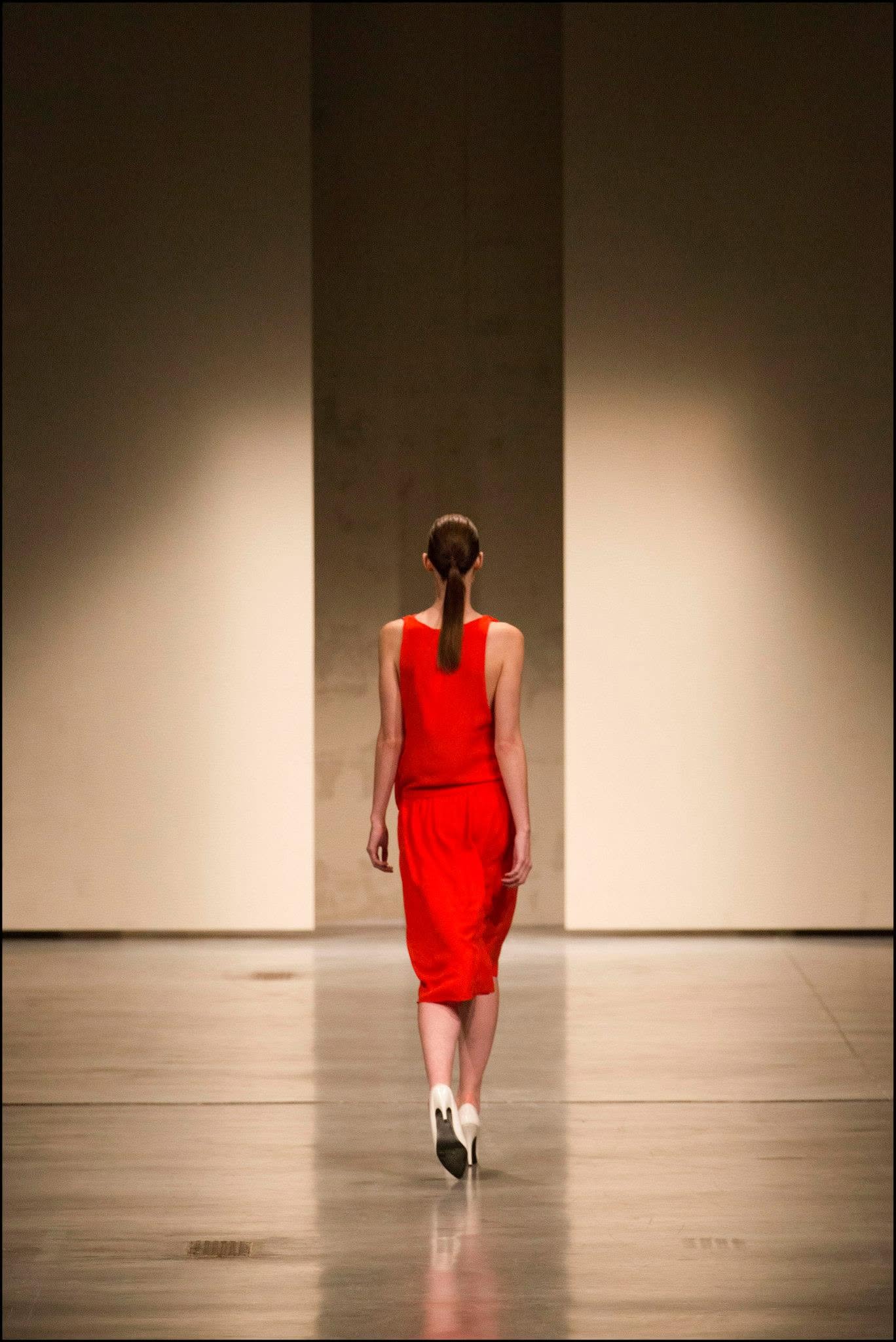 Silhouette rouge présentée pendant le défilé.