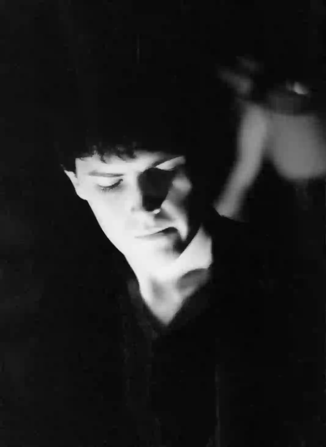 Jim Kerr, les yeux baissés, tout près du public : le 18 octobre 1979, Simple Minds donne son premier concert en Belgique, sur la petite scène du Canotier, quelques mois après la sortie de l'album « Life in a Day ».