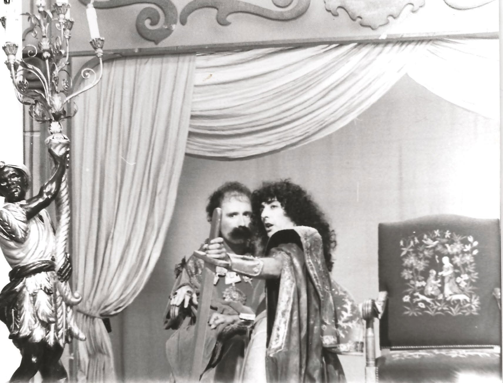 Deux comédiens du Magic Land Théâtre en scène, épée à la main, sur le plateau de La Constellation des Radis (RTBF, 1982).