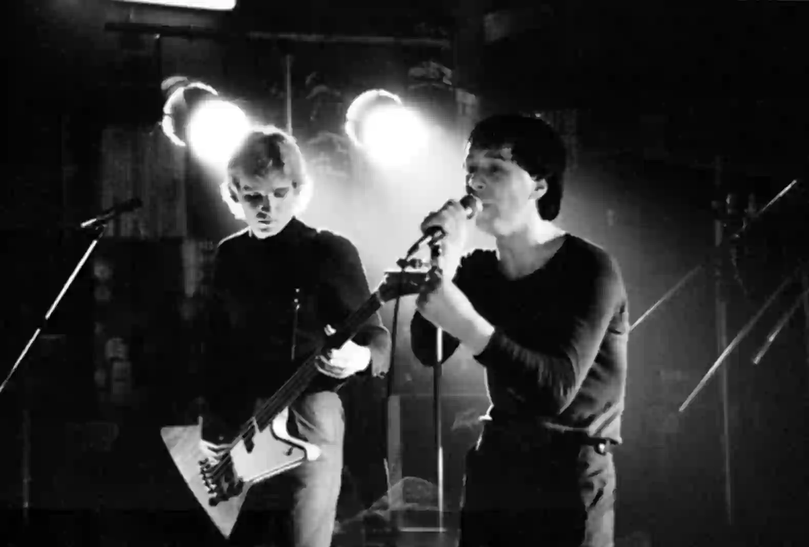 Derek Forbes et Jim Kerr côte à côte sous les spots. La salle du Canotier, ancienne salle des Gémeaux, voyait déjà passer les groupes qui compteraient dans la décennie suivante.