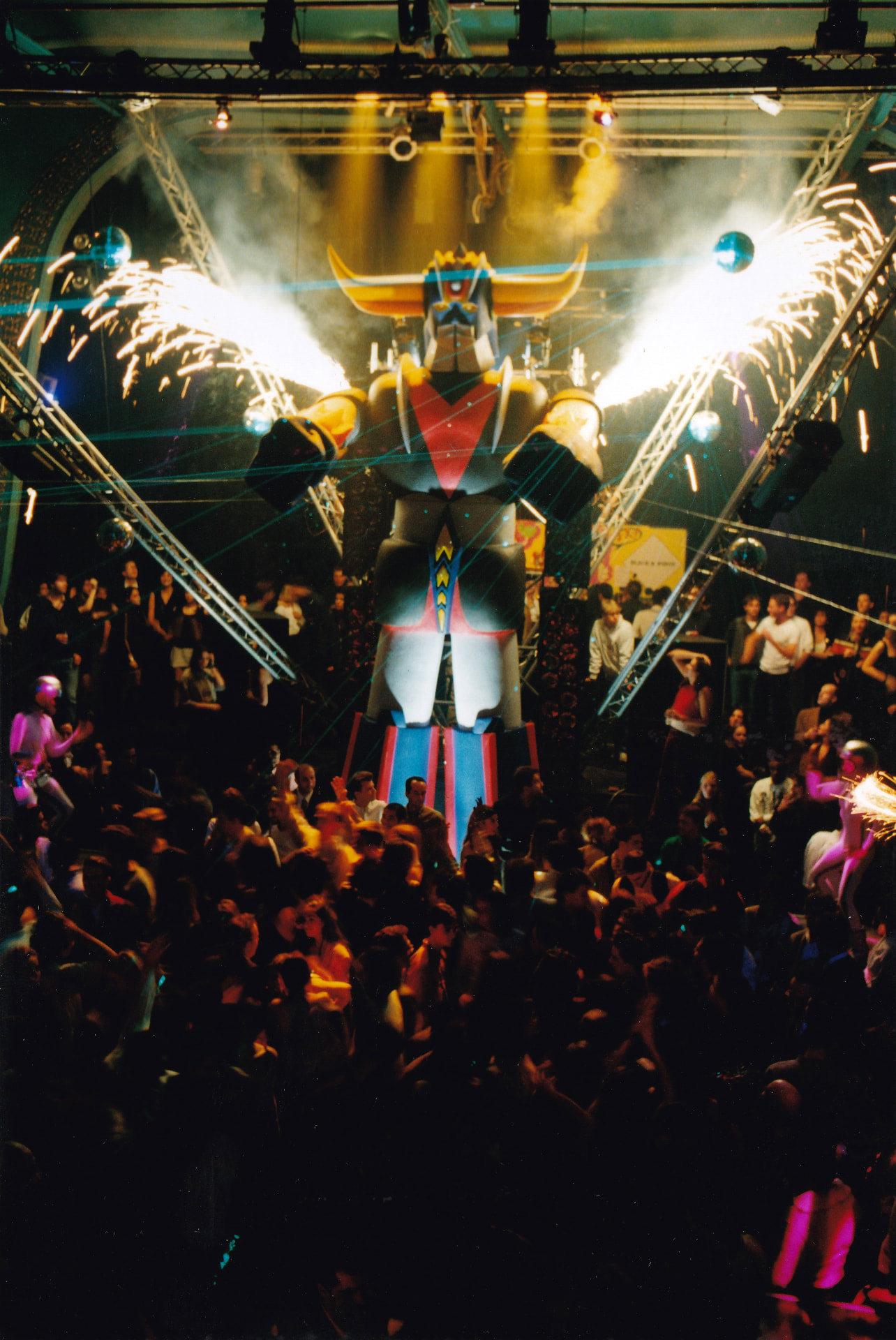 The Goldorak on the dancefloor axis: the DJ launches the « Astérohaches » sample, the pyrotechnician Eelco de Jong answers to the second and two rockets burst from the Goldorak's shoulders.