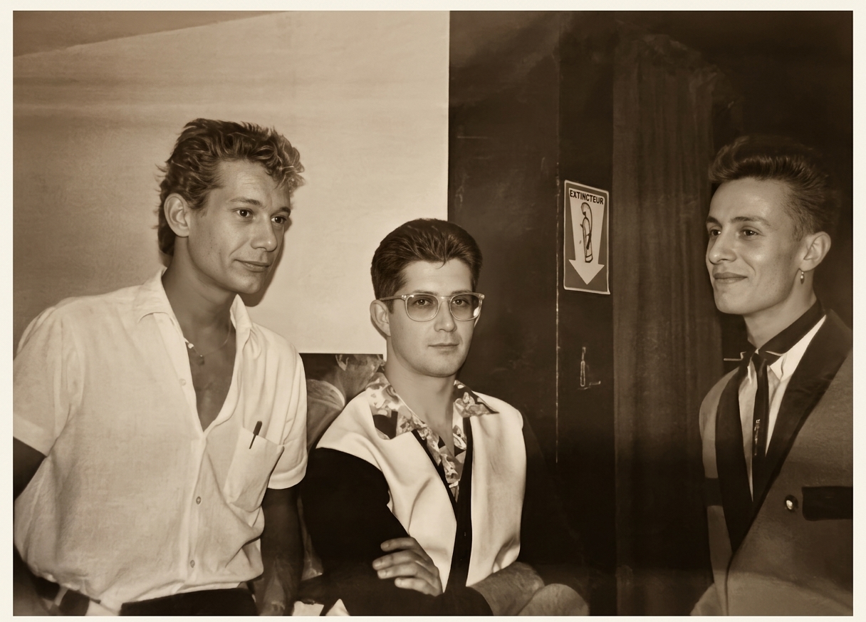 Photographie sépia, format horizontal. Nanard, Patrick "Pips" Avella et Dany l'Indien posent ensemble au Canotier, dans la pénombre d'une loge ou d'un couloir du club. Un panneau « Extincteur » est visible sur le mur derrière eux. Années 1970.
