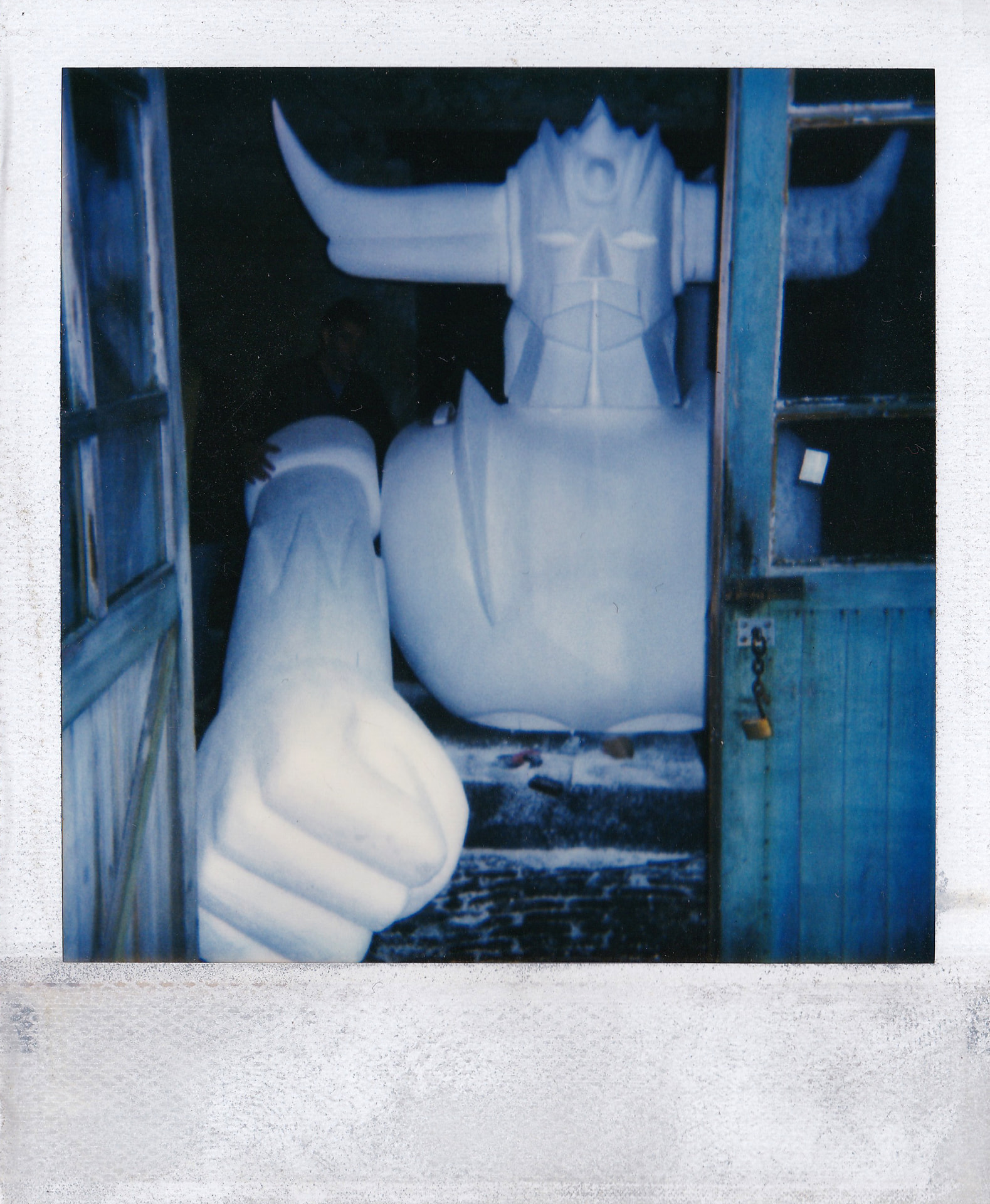 The torso, head and one fist outside the workshop, ready to be transported to Mirano Continental.