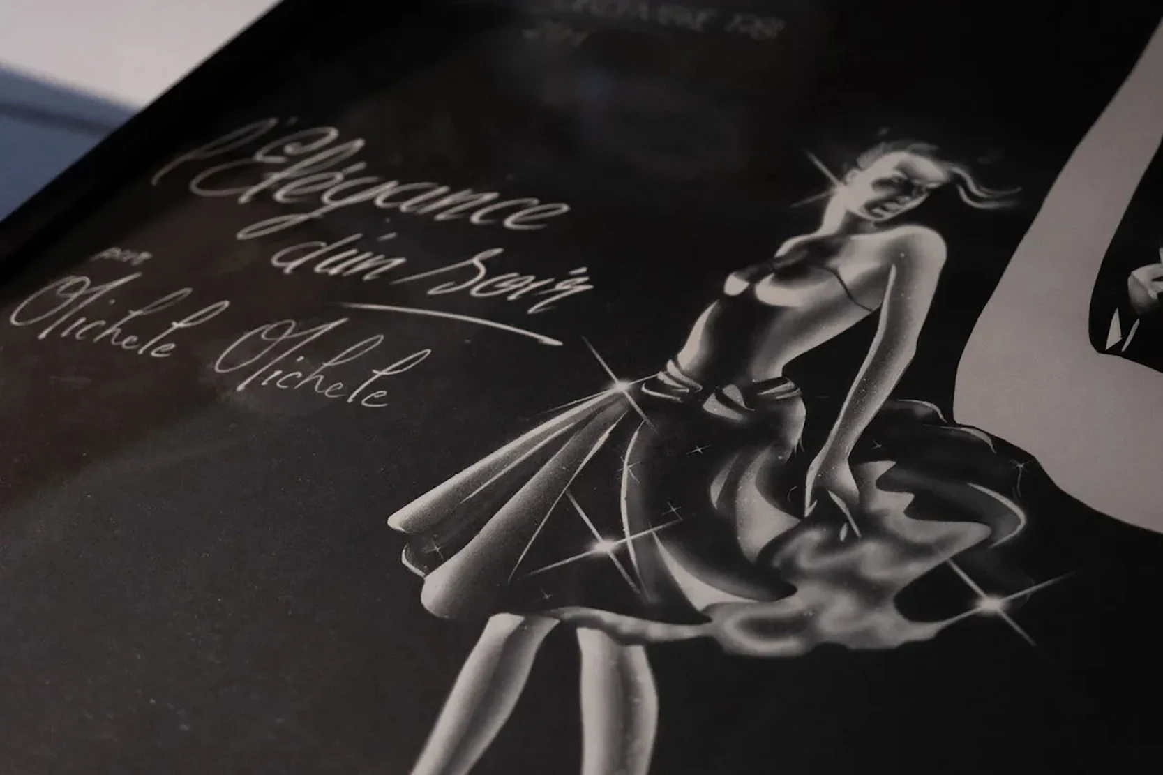 Esquisse originale du visuel « L'Élégance d'un soir », par Michèle Michèle, pour la soirée du 30 septembre 1983 au Mirano Continental. Silhouette travaillée à l'aérographe sur fond noir et lettrage calligraphié à la main, avant toute reproduction imprimée.