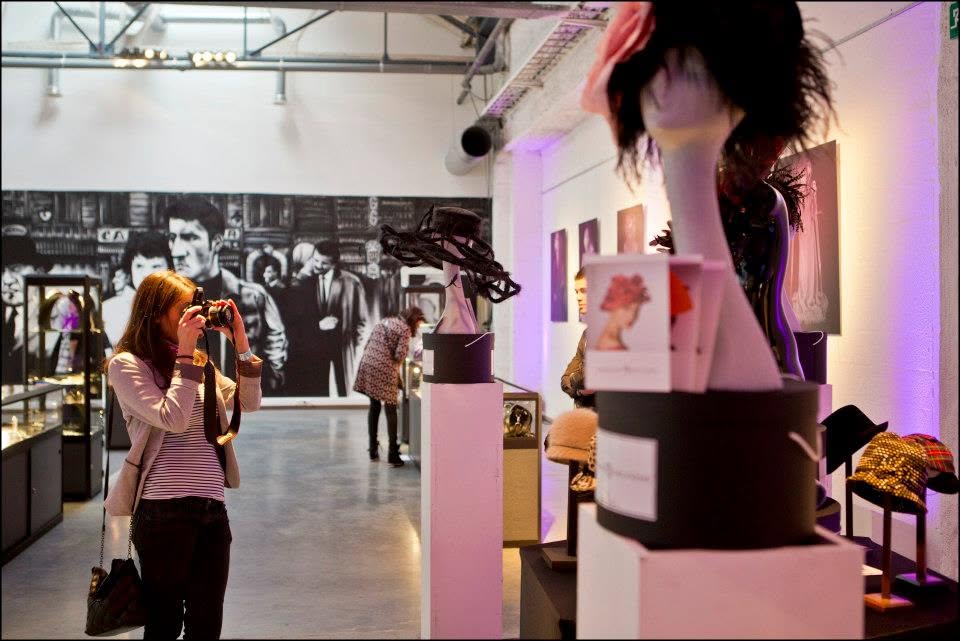Préparation dans l'espace d'exposition.