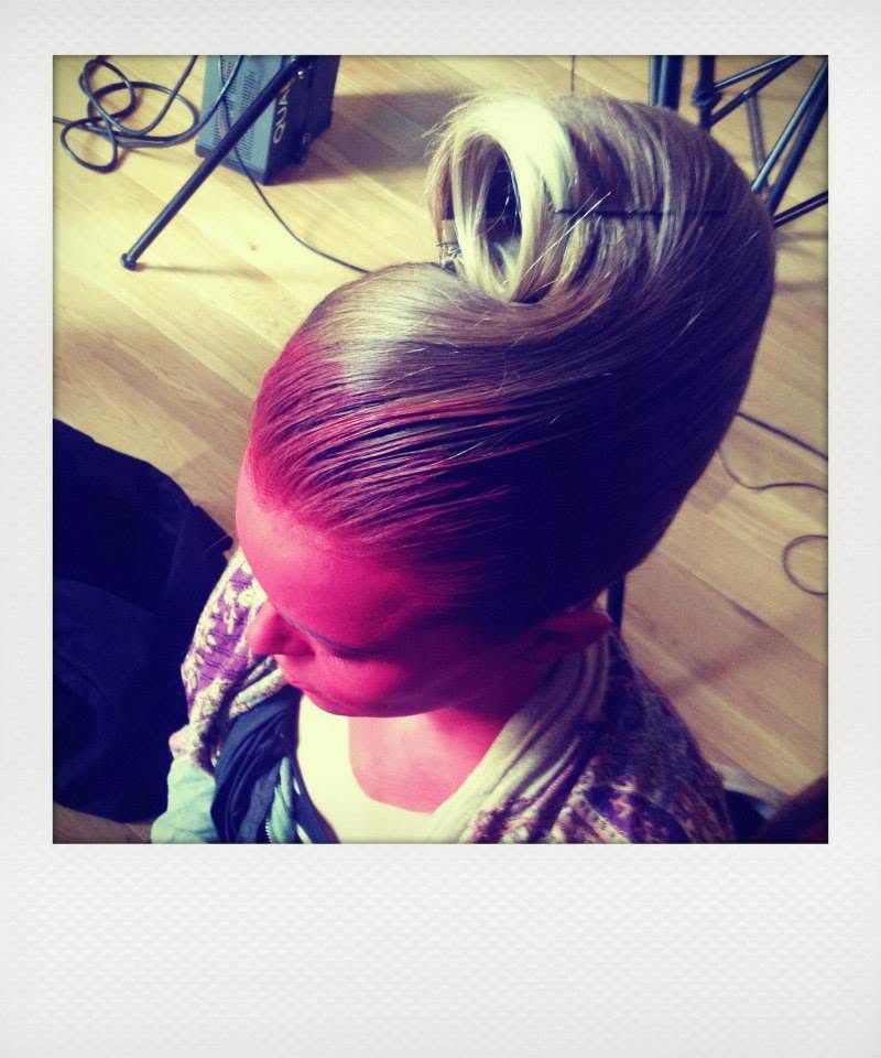 Détail de la coiffure et du maquillage rouge.