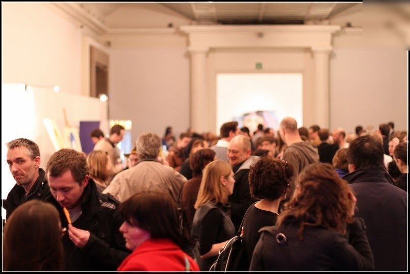 Le public dans l'exposition Art Truc Troc 2011 au Bozar, Bruxelles.