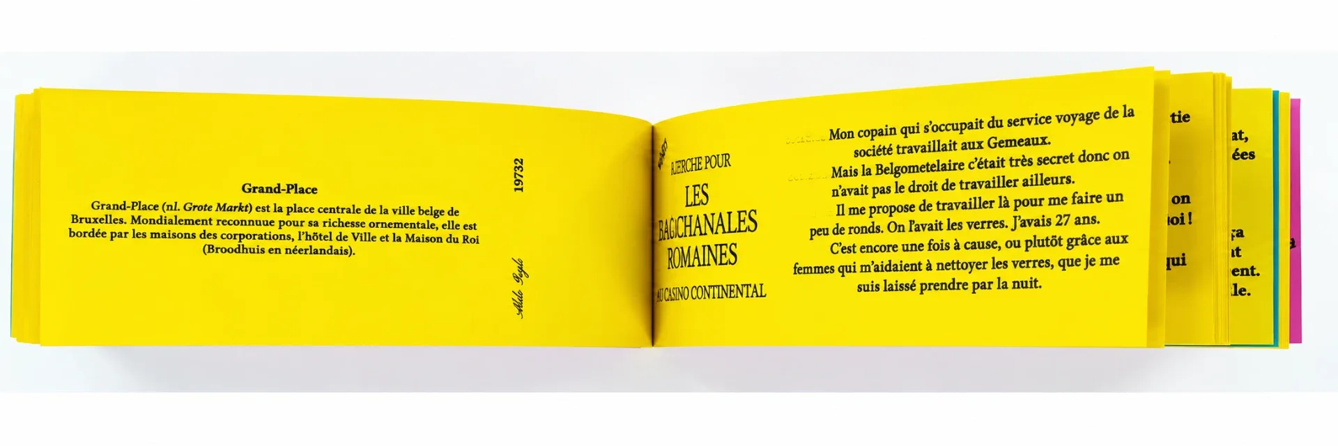 Double page jaune soleil du carnet, ouvert sur « Les Bacchanales romaines » au Casino Continental : la Grand-Place, les verres à laver et la Belgometaire. La mémoire du Mirano se lit comme un dépliant, les pages en éventail laissent dépasser le turquoise et le rose des chapitres suivants.
