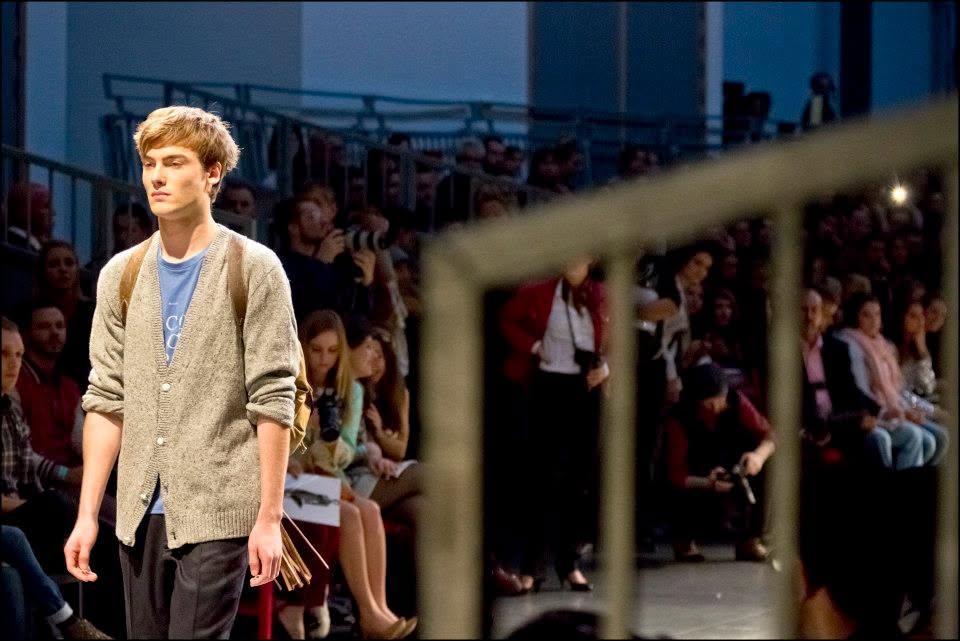 Silhouette masculine devant le public des Brussels Fashion Days.
